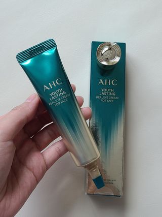 [NEW 탄력유턴 아이크림] AHC 유스 래스팅 리얼 아이크림 포 페이스 — 5점을 준 리뷰어가 2021년 4월 올린 사용 사진