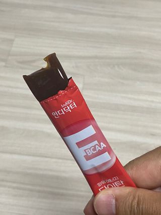 [인디닥터] 타이탄 BCAA 프로틴 젤리스틱 — 5점을 준 리뷰어가 2022년 6월 올린 사용 사진