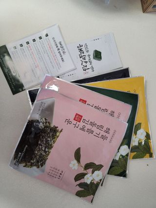 [해림맛김] 들기름에 구운 바삭바삭 김 4종 세트 + 1종 랜덤발송 총5개입 — 5점을 준 리뷰어가 2021년 2월 올린 사용 사진