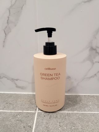 프리마인 더이상 뻣뻣하고 효과없는 탈모샴푸는 NO. 근본부터 케어하는 셀베이스 그린티샴푸(500ml) — 4점을 준 리뷰어가 2023년 3월 올린 사용 사진