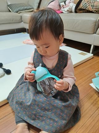 유비맘 트라이탄 코니빨대컵_컬러 랜덤 발송 — 5점을 준 리뷰어가 2021년 1월 올린 사용 사진