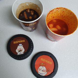 유비쿡 컵떡볶이 매운컵떡볶이2개/ 짜장컵떡볶이 2개  총 4개세트 — 5점을 준 리뷰어가 2021년 3월 올린 사용 사진