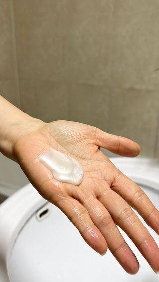 프리마인 더이상 뻣뻣하고 효과없는 탈모샴푸는 NO. 근본부터 케어하는 셀베이스 그린티샴푸(500ml) — 5점을 준 리뷰어가 2023년 1월 올린 사용 사진