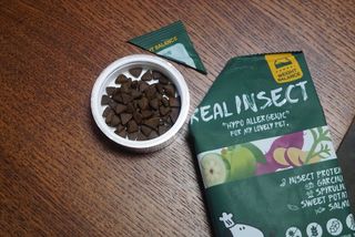 [푸디웜] 라포그  리얼인섹트 웨이트밸런스 저알러지 강아지 사료  1.2KG — 5점을 준 리뷰어가 2022년 7월 올린 사용 사진