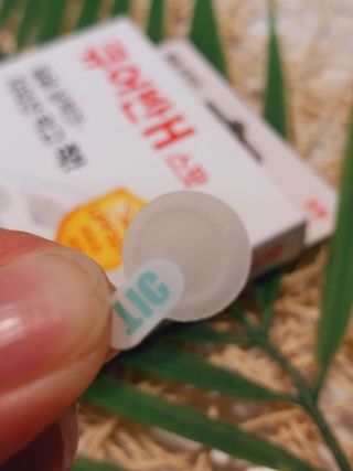 [큐어반H 스팟] 자외선 99프로 차단되는 스틱타입 스팟밴드(1팩 / 66매입) — 5점을 준 리뷰어가 2022년 11월 올린 사용 사진