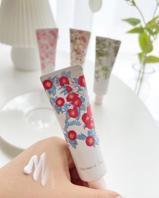 더사가오브수 [사가수] 사계절 원료를 담아내어 진한 보습을 선사하는, 효혜윤 보태니컬 에너지 핸드크림 세트 — 5점을 준 리뷰어가 2023년 3월 올린 사용 사진