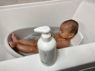 mom e 맘이 내추럴 베이비 케어 샴푸앤바스+로션 — 5점을 준 리뷰어가 2021년 1월 올린 사용 사진