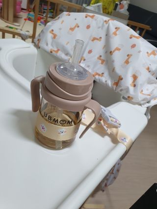유비맘 젖병 빨대컵 다용도 홀더 1+1 _ 컬러 랜덤 발송 — 4점을 준 리뷰어가 2020년 12월 올린 사용 사진