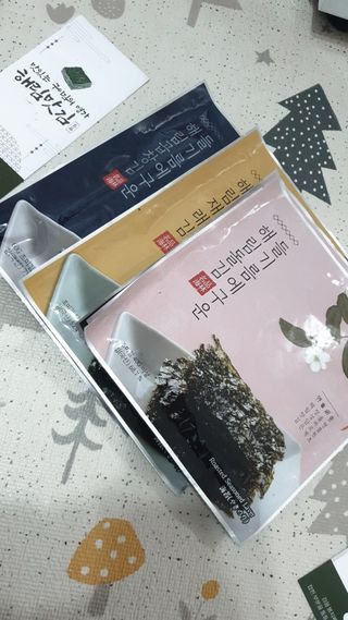 [해림맛김] 들기름에 구운 바삭바삭 김 4종 세트 + 1종 랜덤발송 총5개입 — 5점을 준 리뷰어가 2021년 2월 올린 사용 사진