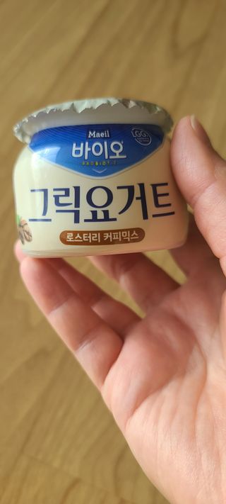 매일바이오 그릭요거트 오리지널 플레인 4개, 로스터리 커피믹스 4개 — 5점을 준 리뷰어가 2021년 12월 올린 사용 사진