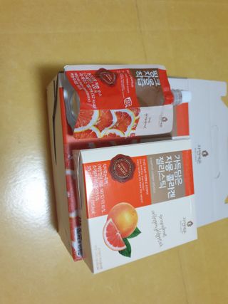 자연에온 핑크 자몽 착즙 100mL 10개입 1BOX +가 득담은 자몽 콜라겐 젤리스틱 1BOX — 4점을 준 리뷰어가 2021년 7월 올린 사용 사진