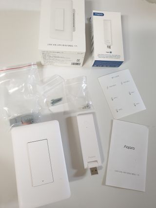 아카라 조명 스위치를 누워서 끄는 방법 (스마트 조명 스위치 2구 + 무선 리모트 스위치 1구 T1, 스마트 허브 E1) — 5점을 준 리뷰어가 2021년 12월 올린 사용 사진