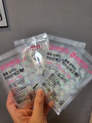 [큐어반H 스팟] 자외선 99프로 차단되는 스틱타입 스팟밴드(1팩 / 66매입) — 5점을 준 리뷰어가 2022년 11월 올린 사용 사진