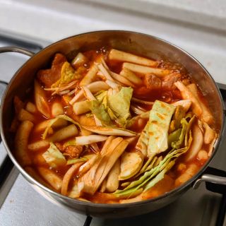 빨간키트 떡볶이 밀키트 2~3인분 매운맛 국물 떡볶이 만들기 쉬운 황금 레시피 분말 소스로 간편한 요리 — 5점을 준 리뷰어가 2021년 10월 올린 사용 사진