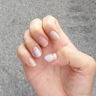 [네일가게] 햇빛에 닿으면 색이 변하는 신기한 햇살 반전 네일스티커 — 1점을 준 리뷰어가 2021년 8월 올린 사용 사진