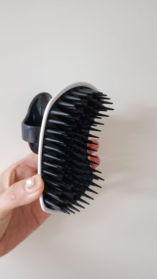 온가족 시원한샴푸 깨끗한두피 샴푸브러쉬 두피스케일링 히트팡블랙에디션 — 4점을 준 리뷰어가 2021년 7월 올린 사용 사진