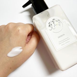 줄라이 모닝 _ JULY MORNING 줄라이모닝 하이드레이팅 퍼퓸드 바디앤핸드 에멀젼 — 5점을 준 리뷰어가 2021년 10월 올린 사용 사진