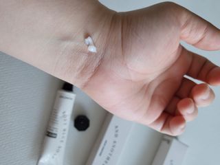 멈칫(MUMCHIT) 넥퍼퓸 NECKPERFUME 2가지 향 — 5점을 준 리뷰어가 2021년 12월 올린 사용 사진