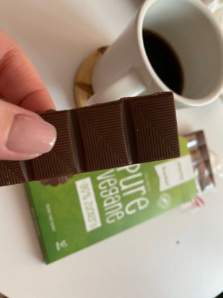 당류2g 자일리톨로 단맛을낸 슈카 퓨어비건 무설탕초콜릿 Xucker vegan 2개입 — 5점을 준 리뷰어가 2021년 4월 올린 사용 사진