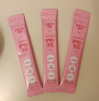 페페로니 잘 먹는 캣츄 - 알래스카 연어 24개입 — 5점을 준 리뷰어가 2021년 9월 올린 사용 사진