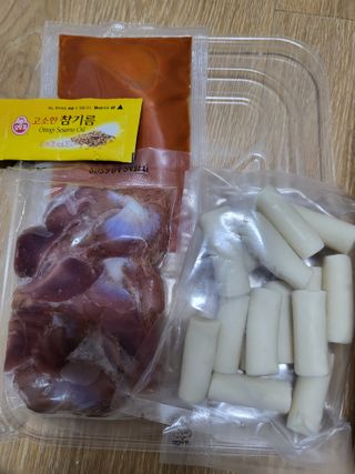 화끈한녀석들 새오똥400g 새우,오징어,똥집 볶음요리 소스,밀떡, 참기름 포함 — 5점을 준 리뷰어가 2022년 12월 올린 사용 사진