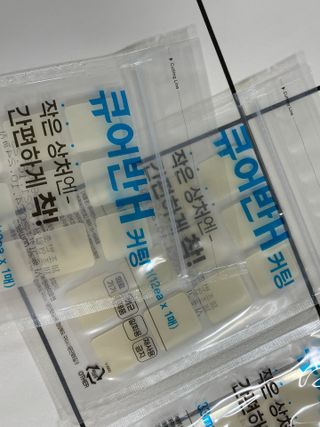 [큐어반H 커팅] 간편하게 떼서 쓰는 자외선차단 습윤밴드 (1팩/30매입) — 3점을 준 리뷰어가 2022년 11월 올린 사용 사진