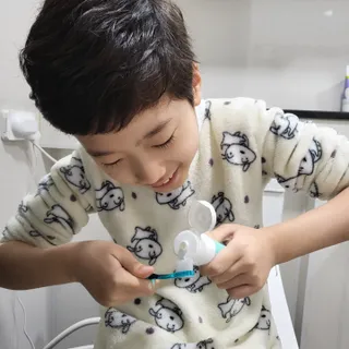 닥터데디스 안심저불소 키즈치약 (라즈베리, 청포도향 중 택 1) 60g +  여행용 미니 치약 15g — 5점을 준 리뷰어가 2022년 11월 올린 사용 사진