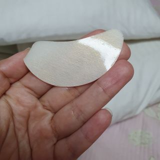 건강누리인터내셔날 레아라 다이아포스 슬리핑 아이패치 골드 & 물광 아이패치 [14회분/총 28매] — 5점을 준 리뷰어가 2022년 7월 올린 사용 사진