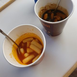 유비쿡 컵떡볶이 매운컵떡볶이2개/ 짜장컵떡볶이 2개  총 4개세트 — 5점을 준 리뷰어가 2021년 3월 올린 사용 사진