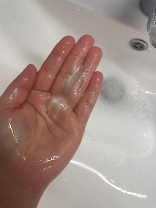 프리마인 더이상 뻣뻣하고 효과없는 탈모샴푸는 NO. 근본부터 케어하는 셀베이스 그린티샴푸(500ml) — 5점을 준 리뷰어가 2023년 3월 올린 사용 사진