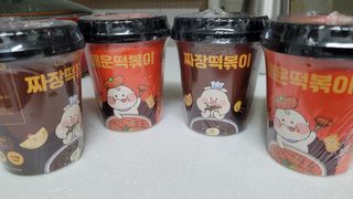 유비쿡 컵떡볶이 매운컵떡볶이2개/ 짜장컵떡볶이 2개  총 4개세트 — 5점을 준 리뷰어가 2021년 2월 올린 사용 사진