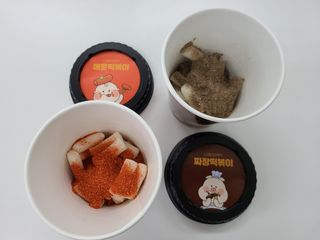 유비쿡 컵떡볶이 매운컵떡볶이2개/ 짜장컵떡볶이 2개  총 4개세트 — 5점을 준 리뷰어가 2021년 3월 올린 사용 사진