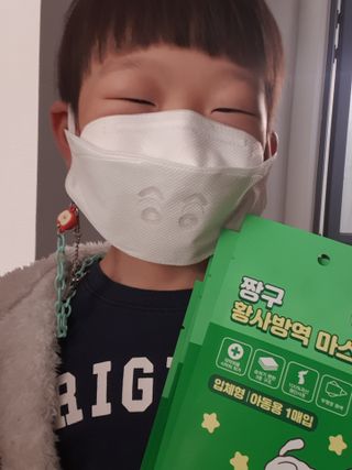 [숨그림]  덴탈마스크 짱구 우리아이 그리고 내가 쓰는 믿을수있는 케릭터 마스크  16종 — 5점을 준 리뷰어가 2021년 10월 올린 사용 사진
