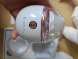 디하우트 랩 디하우트랩 클렌징 피부관리기 진동클렌저 실리콘+2종 인조모 브러시 — 5점을 준 리뷰어가 2021년 11월 올린 사용 사진