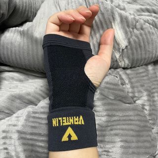 반테린서포터 손목 — 4점을 준 리뷰어가 2021년 3월 올린 사용 사진