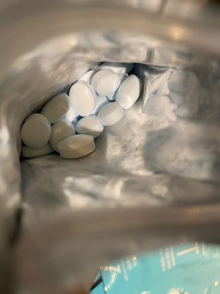 입 냄새 완화에 도움을 주는 에티켓 캔디 앳캔디 스트롱민트 — 5점을 준 리뷰어가 2021년 2월 올린 사용 사진