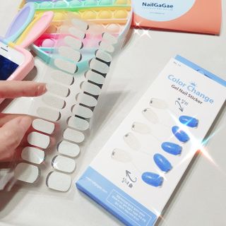 [네일가게] 햇빛에 닿으면 색이 변하는 신기한 햇살 반전 네일스티커_B — 5점을 준 리뷰어가 2021년 8월 올린 사용 사진
