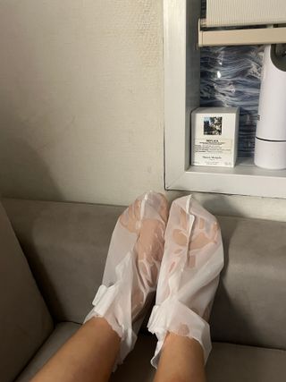 소담스퀘어 상암 [레스트업] 리얼 비타민 발 각질팩  Fast 30분 — 4점을 준 리뷰어가 2022년 12월 올린 사용 사진