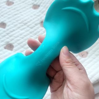 힐니스북 [힐마이넥]   거북목 통증완화를 위한 휴대용 목 안마기 — 5점을 준 리뷰어가 2022년 12월 올린 사용 사진