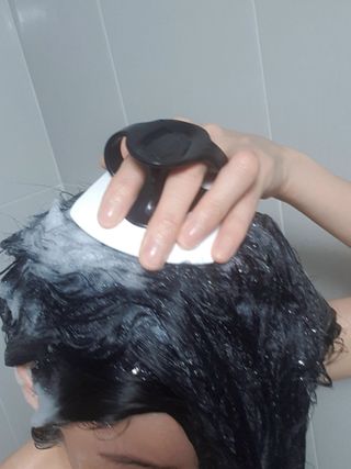 온가족 시원한샴푸 깨끗한두피 샴푸브러쉬 두피스케일링 히트팡블랙에디션 — 5점을 준 리뷰어가 2021년 9월 올린 사용 사진