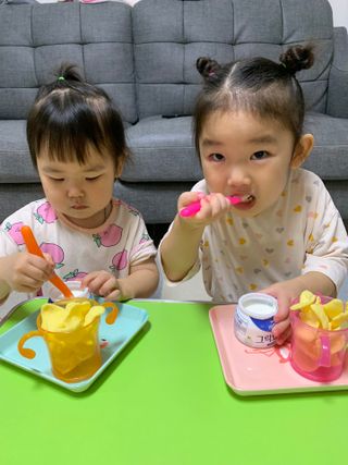 매일바이오 그릭요거트 오리지널 플레인 4개, 로스터리 커피믹스 4개 — 4.5점을 준 리뷰어가 2021년 12월 올린 사용 사진