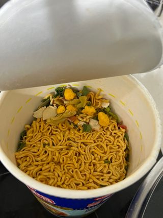 NISSIN 닛신 컵누들  4종 - 씨푸드오리지날, 씨푸드 스파이시, 씨푸드 커리, 씨푸드 XO소스 — 3.5점을 준 리뷰어가 2023년 2월 올린 사용 사진