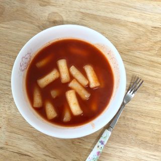 유비쿡 컵떡볶이 매운컵떡볶이2개/ 짜장컵떡볶이 2개  총 4개세트 — 5점을 준 리뷰어가 2021년 3월 올린 사용 사진