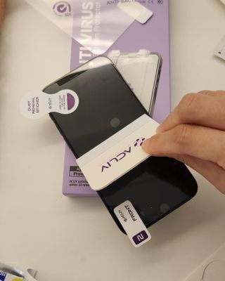 아클리브 Premium 항균 항바이러스 액정 보호필름(iPhone) — 5점을 준 리뷰어가 2022년 10월 올린 사용 사진