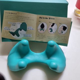 힐니스북 [힐마이넥]   거북목 통증완화를 위한 휴대용 목 안마기 — 5점을 준 리뷰어가 2022년 12월 올린 사용 사진