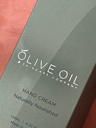 올리브 오일 스킨케어 컴퍼니 [OOSC] 보송보송한 내추럴리 너리시드 핸드크림 125ml — 5점을 준 리뷰어가 2021년 4월 올린 사용 사진