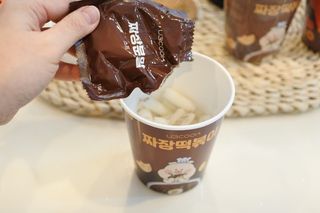 유비쿡 컵떡볶이 매운컵떡볶이2개/ 짜장컵떡볶이 2개  총 4개세트 — 5점을 준 리뷰어가 2021년 3월 올린 사용 사진