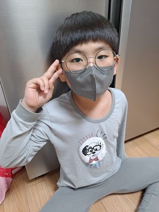 [블루 본 아이노우] 유아용 컬러마스크 40 PCS SET 2중 택 1 — 5점을 준 리뷰어가 2021년 4월 올린 사용 사진