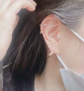 [골드앤디어] 14k 갓성비 귀걸이, 잘 때 껴도 편안한 미니민자원터치 l 5mm l 3color중 택1｜ — 5점을 준 리뷰어가 2021년 4월 올린 사용 사진