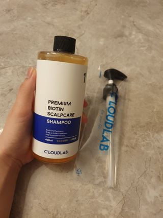 클라우드랩 프리미엄 비오틴 스칼프 케어 샴푸+ 브러쉬 — 5점을 준 리뷰어가 2021년 4월 올린 사용 사진